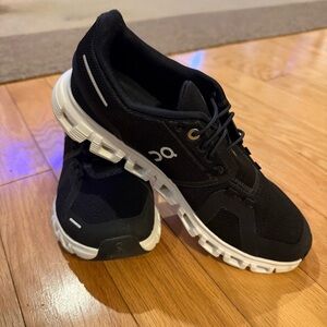 OnCloud Running Women’s Black and White Sneakers